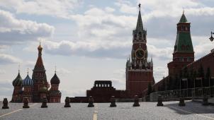 <p>Diese Aufnahme zeigt die Basiliuskathedrale (links), das Leninmausoleum und den Spasski-Turm des Kreml am Roten Platz in Moskau.</p>