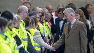 <p>König Philippe dankt den Helfern in Strépy-Bracquegnies für die koordinierte Hilfe.</p>