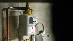 <p>Ein Gaszähler hängt im Keller eines Einfamilienhauses.</p>