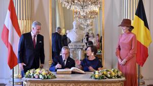 <p>König Philippe, der österreichische Bundespräsident Alexander Van der Bellen, die österreichische First Lady Doris Schmidauer und Königin Mathilde von Belgien während der offiziellen Begrüßungszeremonie für den dreitägigen Staatsbesuch des österreichischen Bundespräsidenten in Belgien.</p>