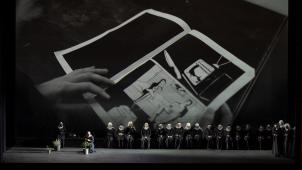 <p>Das Ensemble von Il trittico auf der Bühne der Brüsseler La Monnaie</p>