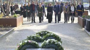 <p>Premierminister Alexander De Croo und seine Frau Annik Penders während der Gedenkfeier zu den Terroranschlägen 2016 in Brüssel. Bei Selbstmordattentaten am Brüsseler Flughafen und in der Brüsseler U-Bahn wurden 32 Menschen getötet und 324 verletzt. Aufgrund der anhaltenden Coronakrise hat die Gedenkfeier in einem eingeschränkten Kreis stattgefunden.</p>