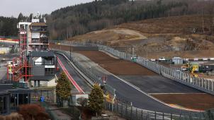 <p>Die Tribünen zwischen der ersten Kurve „La Source“ und dem Raidillon existieren nicht mehr und werden erst im Winter neugebaut. Weil die Gemeinde Stavelot zudem einen Kahlschlag durchgeführt hat, sehen die Veränderungen noch imposanter aus.</p>
