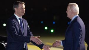 <p>Premierminister Alexander De Croo und US-Präsident Joe Biden bei der Ankunft auf dem Militärflughafen in Melsbroek. US-Präsident Biden hält sich zu einem NATO-Gipfel in Belgien auf, um über den russischen Einmarsch in der Ukraine zu sprechen.</p>