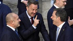 <p>Rumen Radew, Präsident der Republik Bulgarien, der luxemburgische Premier Xavier Bettel, Premierminister von Luxemburg, und Premier Alexander De Croo (von links) vor dem „Familienfoto“ der Staats- und Regierungschefs beim NATO-Sondergipfel. Thema des Gipfels sind der Einmarsch Russlands in die Ukraine, die Unterstützung der NATO-Staaten für die Ukraine und die weitere Stärkung der Abschreckung und Verteidigung gegen Russland.</p>
