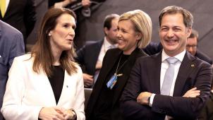 <p>Außenministerin Sophie Wilmes, Verteidigungsministerin Ludivine Dedonder und Premier Alexander De Croo (von links) am Donnerstag beim Sondergipfel im NATO-Hauptquartier. Themen sind der Einmarsch Russlands in die Ukraine, die Unterstützung der NATO-Staaten für die Ukraine und die weitere Stärkung der Abschreckung und Verteidigung gegen Russland.</p>