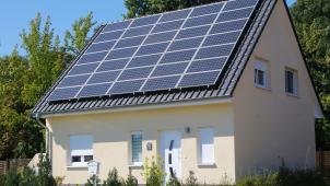 <p>Solarmodule auf einem Hausdach</p>