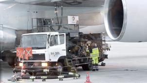 <p>Teurer Sprit: Ein Flugzeug wird betankt.</p>