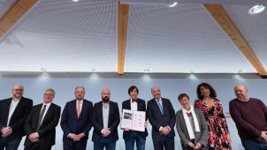 <p>Nach der Unterzeichnung der gemeinsamen Erklärung (v.l.n.r.): Arnaud Deplae (UCM), Vizeministerpräsident Philippe Henry, Vizeministerpräsident Willy Borsus, Jean-Francois Tamellini (FGTB), Ministerpräsident Elio Di Rupo, Olivier De Wasseige (UWE), Sylvie Meekers (IEW), Vizeministerpräsidentin Christie Morreale und Marc Becker (CSC).</p>