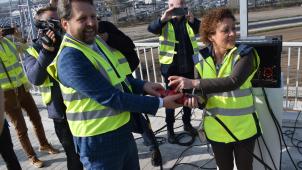 <p>Die flämische Ministerin für Mobilität und öffentliche Arbeiten, Lydia Peeters, während eines Pressetermins des Eisenbahnnetzbetreibers Infrabel zur Einweihung und Inbetriebnahme der elektrifizierten Güterbahnstrecke zwischen Genk Goederen und Bilzen am Montag.</p>