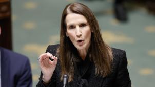 <p>Sophie Wilmès bei einer Ansprache in der Kammer</p>