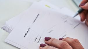 <p>Bei der Unterzeichnung eines Arbeitsvertags spielt das Gehalt nicht die größte Rolle.</p>