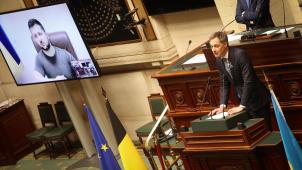 <p>Wolodymyr Selenskyj forderte in seiner Video-Ansprache erneut eine Flugverbotszone, erhielt dafür aber keine Unterstützung. „Ich verstehe Ihre Frustration“, antwortete Premier De Croo (r.) auf den Appell des ukrainischen Präsidenten.</p>