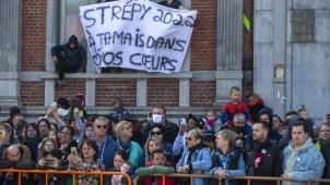 <p>Am vergangenen Sonntag wurde beim Karneval in La Louvière während einer Trauerminute den Opfern von Strépy gedacht.</p>