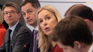 <p>Pressekonferenz nach der Haushaltskontrolle: Pierre-Yves Dermagne, Alexander De Croo und Eva De Bleeker (v.l.n.r.).</p>