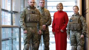 <p>Mehr Komfort und Schutz: Verteidigungsministerin Ludivine Dedonder (2.v.r.) stellte die neue Tarnkleidung vor.</p>