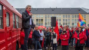 <p>FGTB-Vorsitzender Thierry Bodson (l.) während einer Aktion der sozialistischen Gewerkschaft gegen die Verurteilung der Aktivisten der FGTB, im Oktober 2021 in Lüttich. 17 Aktivisten, darunter der derzeitige Vorsitzende der FGTB und damalige Generalsekretär Thierry Bodson, sind wegen einer Aktion zur Blockade der Cheratte-Brücke im Oktober 2015 verurteilt worden.</p>