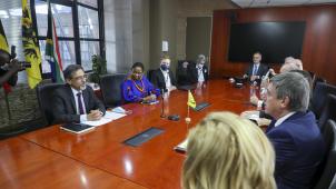 <p>Der südafrikanische Handels- und Industrieminister Ebrahim Patel (l.) und der flämische Ministerpräsident Jan Jambon (r.) bei einem diplomatischen Treffen am Mittwoch in Pretoria.</p>