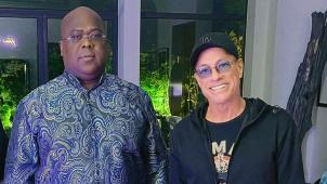 <p>Kongos Präsident Félix Tshisekedi (links) posiert mit Schauspieler Jean Claude Van Damme (rechts).</p>