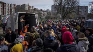 <p>Menschen in der Ukraine erhalten humanitäre Hilfe auf dem Hof einer Schule.</p>