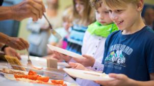 <p>Von Armut betroffene Kinder kommen oft mit zu wenig oder gar keinem Essen in Schule.</p>