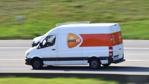 <p>Ein Wagen von PostNL fährt auf dem Brüsseler Ring</p>