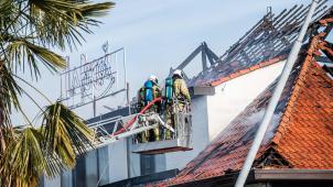 <p>Feuerwehrleute während der Löscharbeiten in den frühen Morgenstunden.</p>