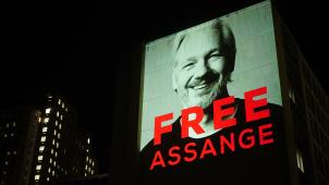<p>Auch in London wurde an die Verhaftung von Assange erinnert, wie hier durch eine Projektion auf ein Gebäude in der Leake Street.</p>
