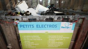 <p>Ein Sammelbehälter für Elektro-Kleingeräte in einem Recyclingpark</p>