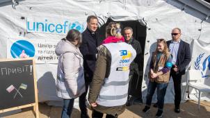 <p>Am polnisch-ukranischen Grenzübergang von Medyka besuchte Premier De Croo (2.v.l.) eine Antenne des Kinderhilfswerks Unicef.</p>