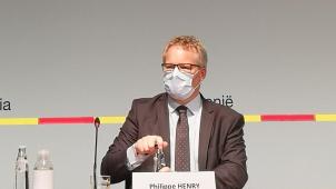 <p>Mder zuständige Minister Philippe Henry verteidigte die Arbeit seiner Dienste, obschon diese nachweislich schwere Fehler begangen hatten. Seine öffentliche Aussage, die Wesertalsperre sei vor der Katastrophe halb leer gewesen, wurde widerlegt.</p>