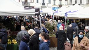 <p>Auch auf dem Markt in Molenbeek herrscht bis Ende des Monats erneut Maskenpflicht.</p>