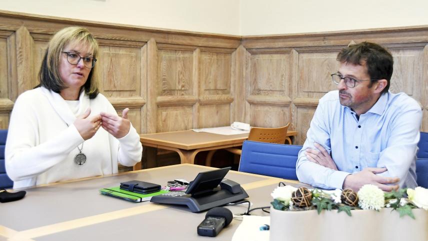 <p>„Die Bevölkerung muss mehr einbezogen werden, wie es vor Jahren bereits der Fall. Es darf nicht die ständige Erwartungshaltung existieren: Wir haben Rechte, aber keine Pflichten. Das geht nicht mehr», sagten Bürgermeisterin Marion Dhur und Schöffe Serge Dollendorf.</p>