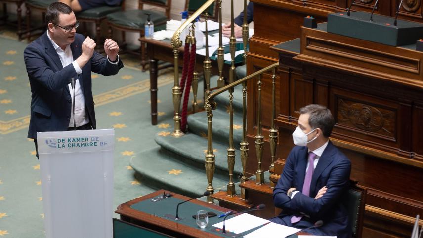 <p>Schlagabtausch im Kammerplenum zwischen Premier Alexander De Croo (r.) und dem Abgeordneten der linksradikalen PTB, Raoul Hedebouw.</p>