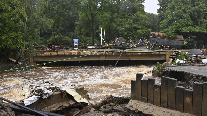 <p>Am Morgen des 15. Juli bot sich in Eupen und im gesamten Westertal ein Bild der Zerstörung. Die Arbeiten im Untersuchungsausschuss des wallonischen Parlamentes zeigen, dass die zuständigen Behörden nicht auf ein solches Ereignis vorbereitet waren. Hinzu kamen Fehleinschätzungen und mangelhafte Kommunikation.</p>