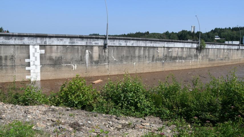 <p>Wie viel Wasser speicherte die Wesertalsperre vor der Katastrophe? Regionalminister Philippe Henry hatte öffentlich erklärt, sie sei halbvoll gewesen. Sie führte viel mehr Wasser, auch als laut geltendem Protokoll erforderlich.</p>
