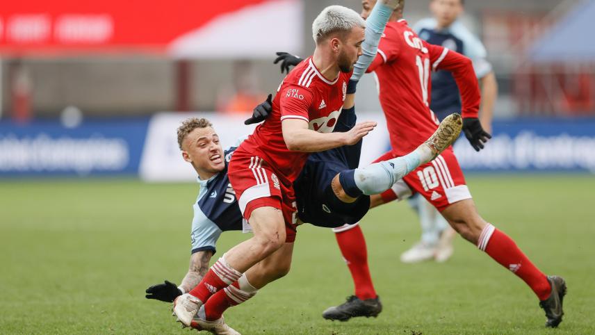 <p>Der niederländische Nationalspieler Noa Lang – hier im Duell mit Lüttichs Nicolas Raskin – musste sich am Sonntag in Lüttich mit einem 2:2 zufrieden geben.</p>