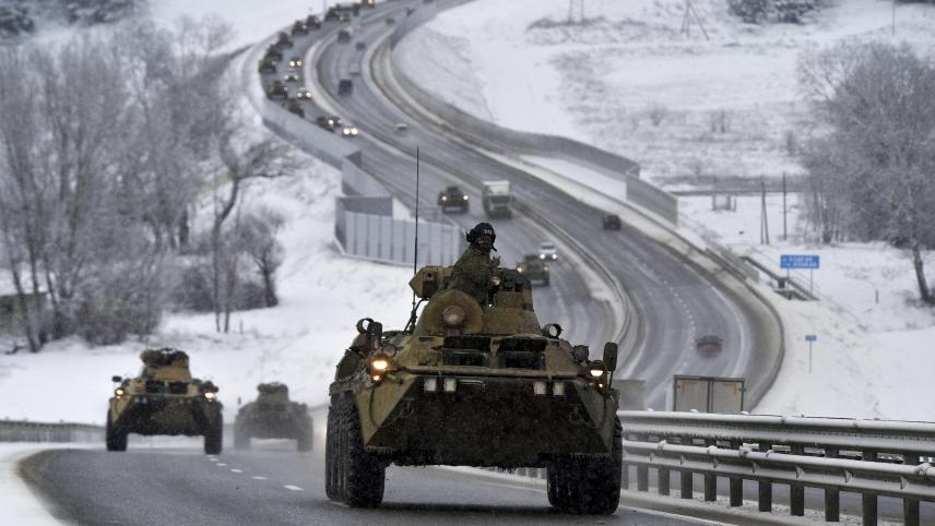 <p>Ein Konvoi russischer Panzerfahrzeuge auf einer Autobahn auf der Krim.</p>