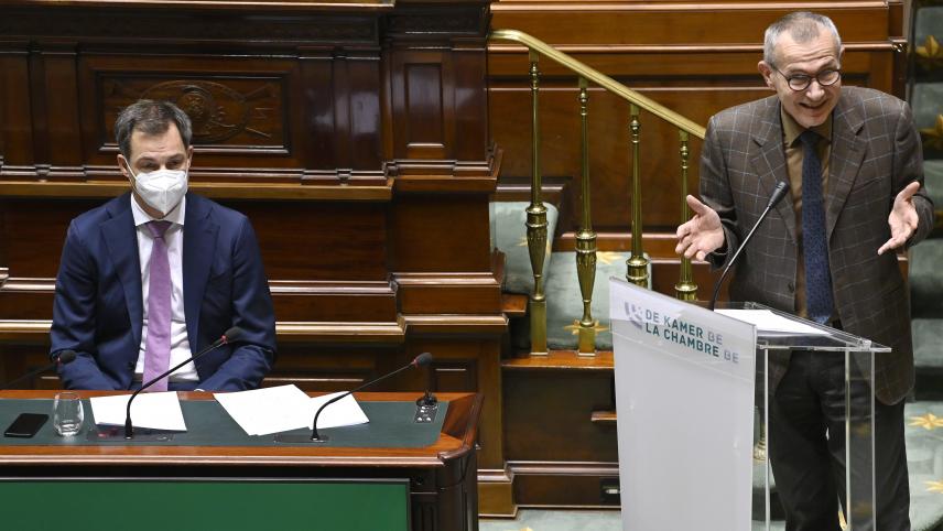 <p>Premier Alexander De Croo und Minister Frank Vandenbroucke am Donnerstag in der Kammer</p>