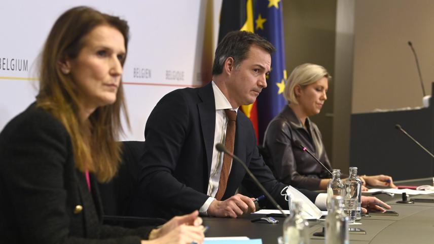 <p>Premier Alexander De Croo, Außenministerin Sophie Wilmès (l.) und Verteidigungsministerin Ludivine Dedonder bei der Pressekonferenz am Mittwochabend.</p>