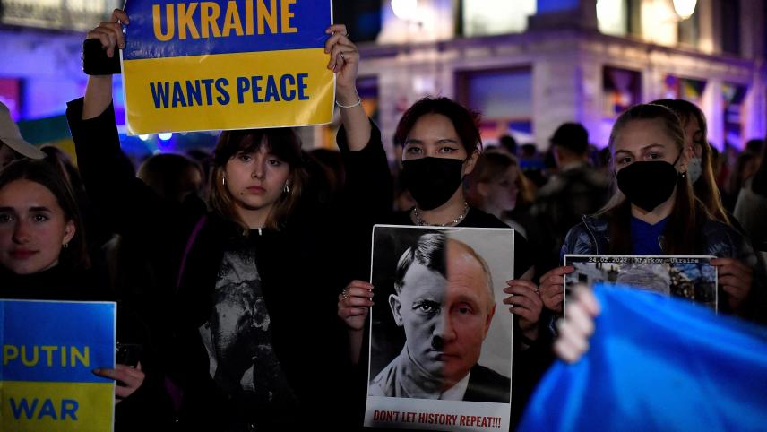 <p>In vielen Städten sind Tausende Menschen - wie hier in Barcelona - auf die Straße gegangen, um gegen die russische Invasion und gegen Putin zu demonstrieren.</p>