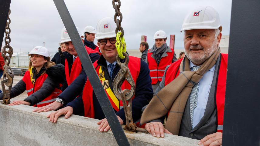 <p>Am Samstagmorgen waren neben Middelmerkes Bürgermeister Jean-Marie Dedecker (ganz rechts) auch Bart Tommelein, der Bürgermeister von Ostende, zugegen.</p>