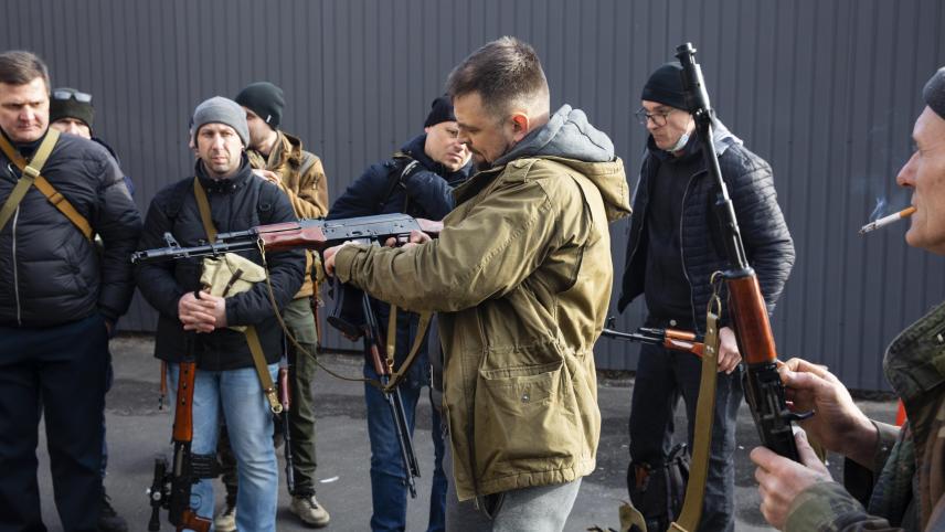 <p>Zivilisten der territorialen Verteidigungseinheit rüsten ihre Waffen, um die russischen Angreifer abzuwehren.</p>