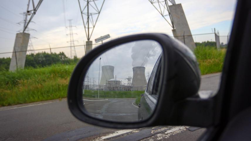<p>Das Kernkraftwerk von Doel im Autorückspiegel</p>