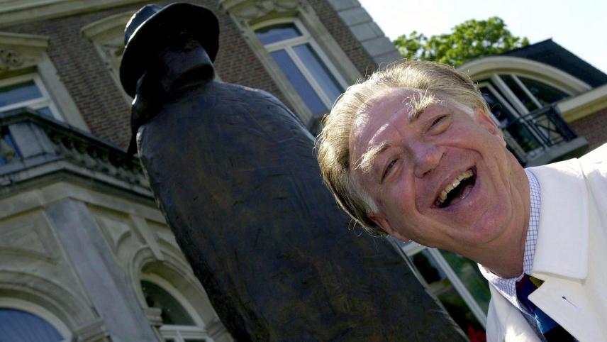 <p>Jean-Michel Folon im Jahr 2001 und seine Skulptur „Quelqu’un“ vor dem Sitz der wallonischen Regierung in Namur.</p>