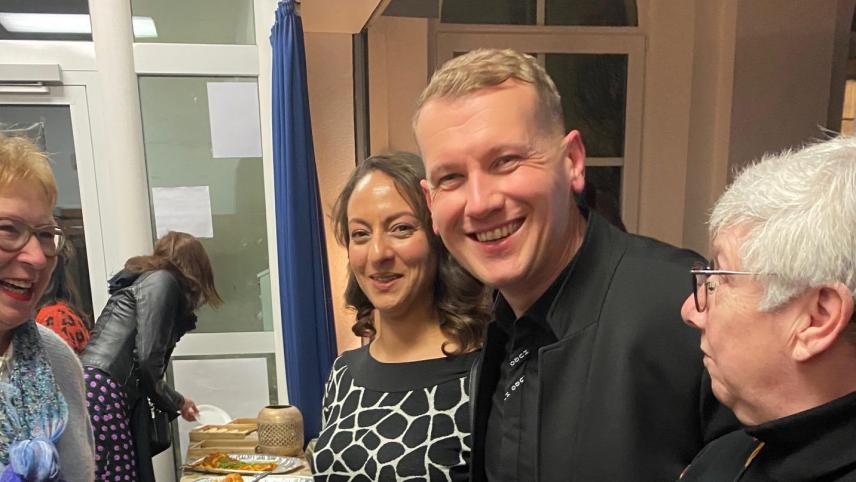 <p>Uwe Koeberich (2.v.r.) von der VoG „Spektrum“ und Hanan El-Khouri, Geschäftsführerin der Frauenliga (2.v.l.) hatten im Rahmen des Weltfrauentages zum Themenabend „EqualPorn“ eingeladen. Rund 80 Besucher waren gekommen.</p>