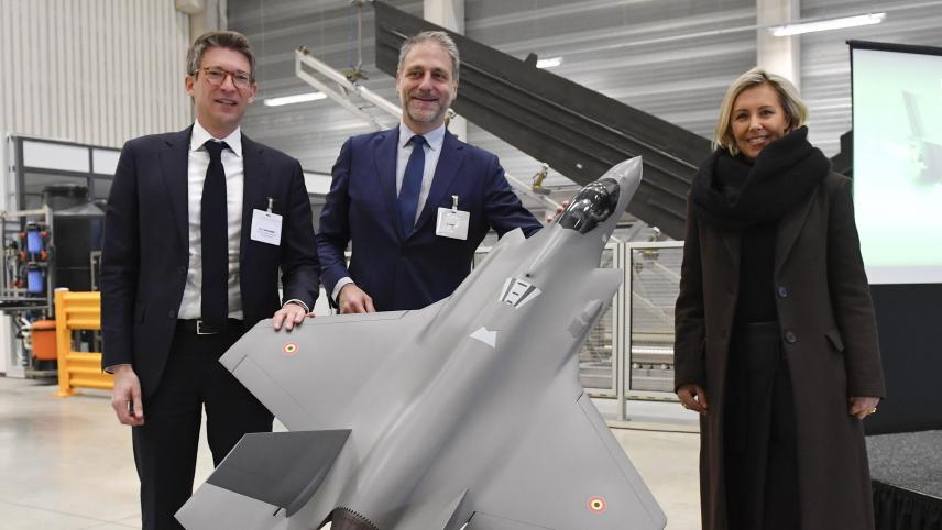 <p>Der föderale Minister für Arbeit und Wirtschaft, Pierre-Yves Dermagne (PS), Sabca-Chef Thibauld Jongen und Verteidigungsministerin Ludivine Dedonder (PS) stehen neben einem Modell des F-35-Jets: Die belgische Industrie wird als Zulieferer in das F-35-Programm eingebunden, indem sie Leitwerke für den F-35-Kampfjet liefert.</p>