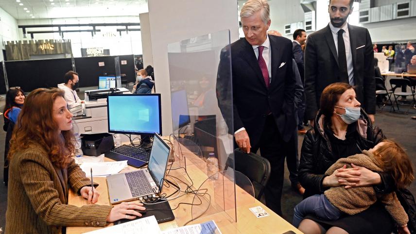 <p>König Philippe, begleitet von Staatssekretär Mahdi, bei seinem Besuch im Registrierungszentrum</p>