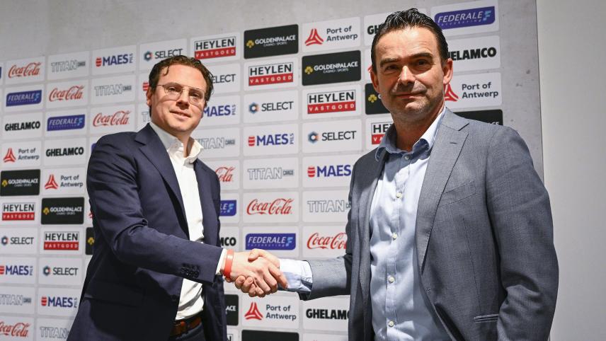 <p>Marc Overmars (r.) heuert beim FC Antwerp an.</p>