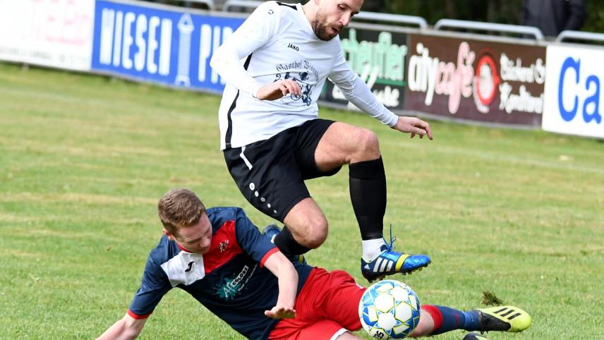 <p>Noah Heinen (unten) führte Elsenborn als Kapitän aufs Feld.</p>